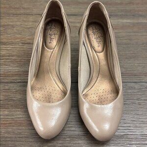 Life Stride Taupe Leather Heels 6.5M